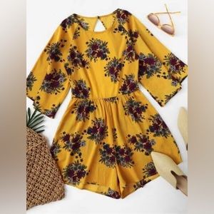 5 for $25 ❤️‍🔥 Cut Out Back Floral Print Romper 🎉